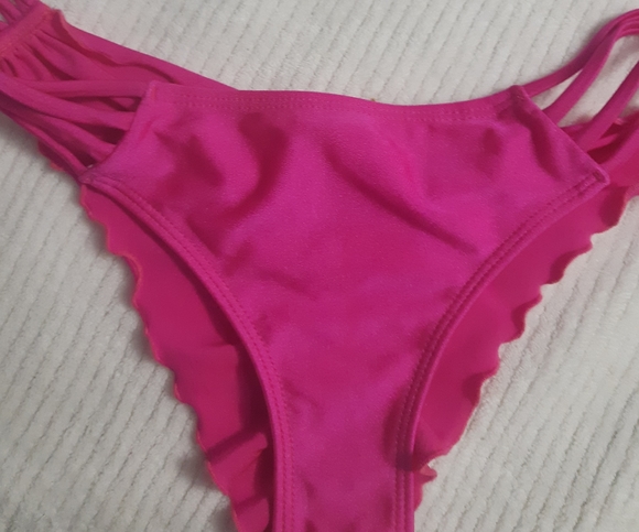 Bikini - Picture 3 of 4